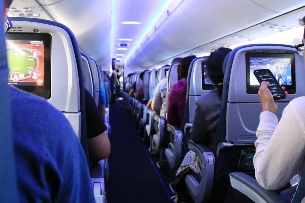 在配备Wi-Fi的飞机上，乘客可以在巡航阶段上网｜Pixabay<br>