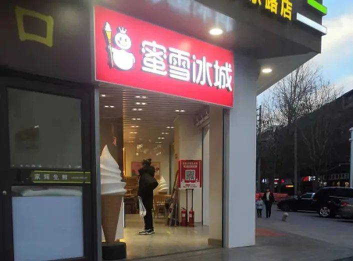 正值行业淡季，郑州农业路上一家蜜雪冰城加盟店客流并不多<br>