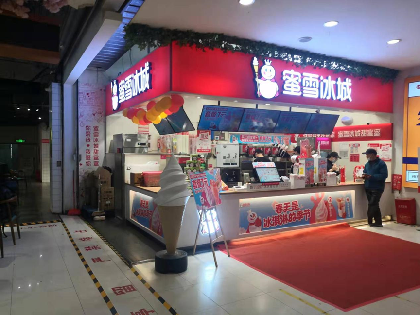 郑州一家商场内部的蜜雪冰城加盟店偶有客户过来<br>