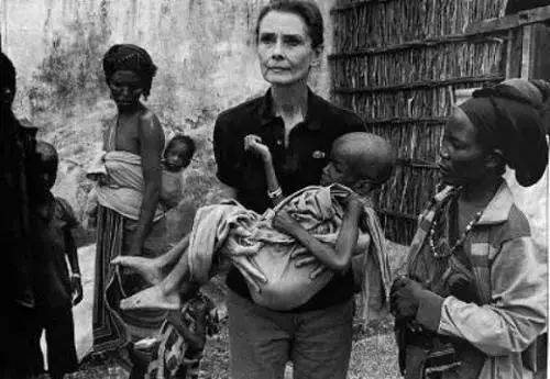 1992年，奥黛丽·赫本在索马里。她经常告诉摄影师：“别动我的脸（上的那些皱纹），那些都是我的收获”。<br>
