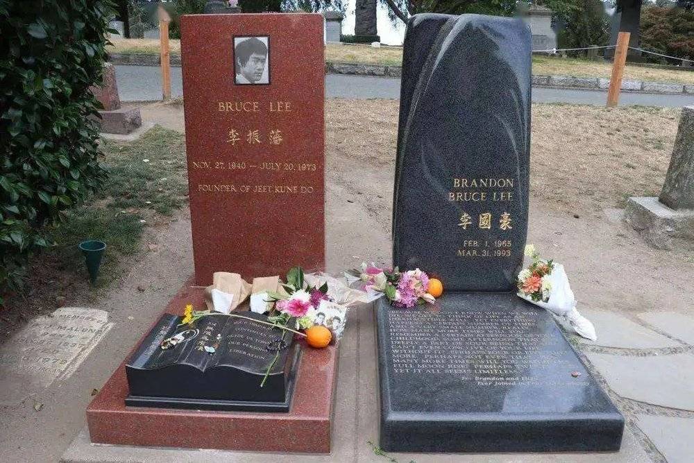 李振蕃（李小龙）和儿子李国豪的墓碑<br>