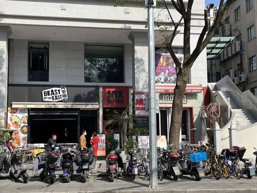 富民路的沿街商铺中，各种餐饮店铺占了半壁江山