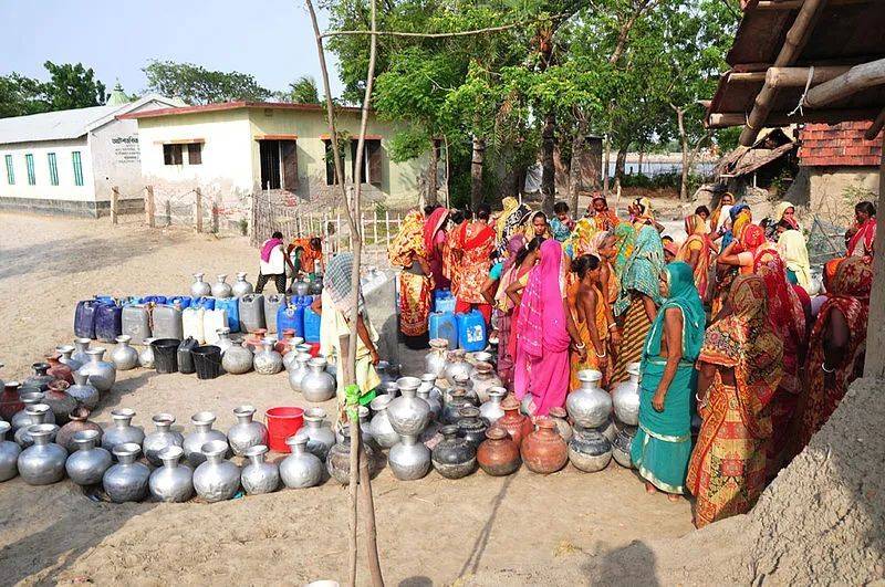 孟加拉居民在收集饮用水。| 图片来源：Balaram Mahalder/Wiki Commons<br label=图片备注 class=text-img-note>