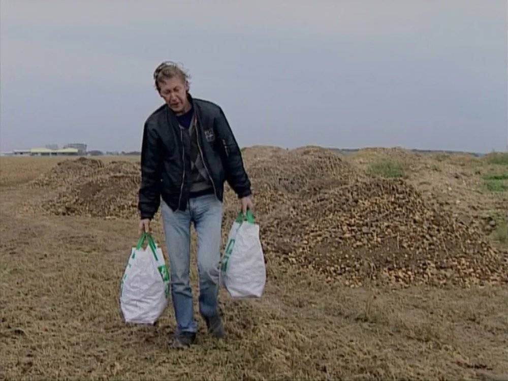 失业的Claude从倒掉的土豆里捡回了两大袋。<br>