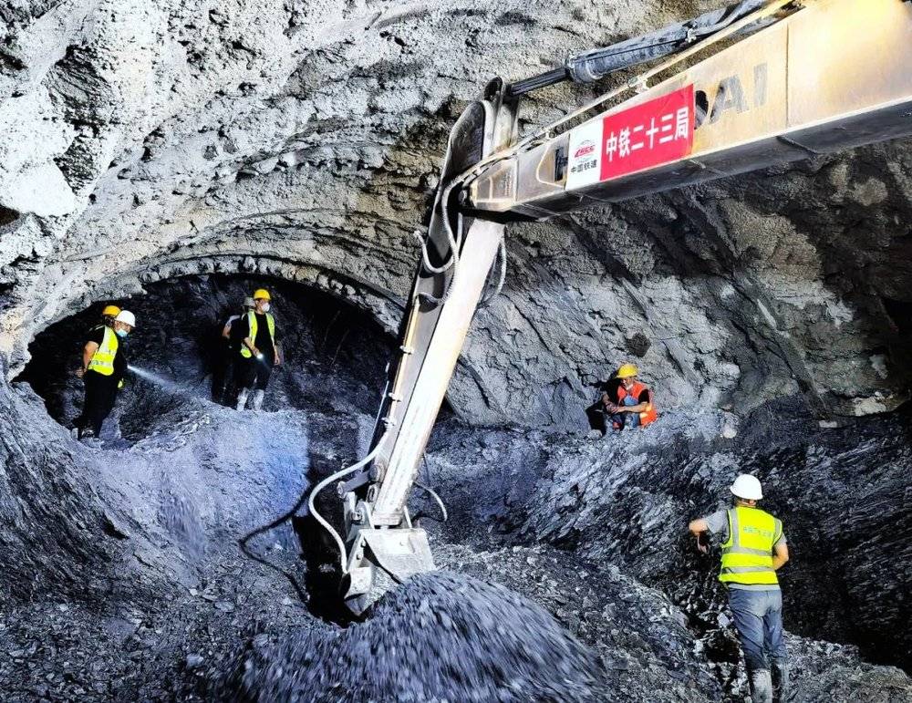 挖机掘进大瑞铁路杉阳隧道。<br>