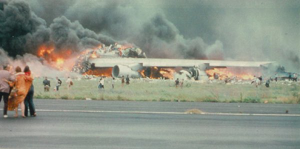 图为燃烧中的泛美航空公司P1736次航班