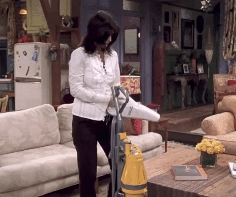 《老友记》中的Monica，不把家里打扫得一尘不染就会浑身难受，不过似乎没给她造成多大困扰丨《老友记》