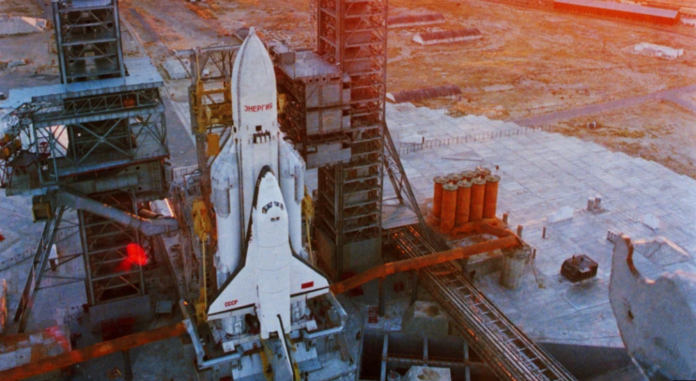 1980年代发射台上的“能源”号运载火箭及“暴风雪”号航天飞机<br>
