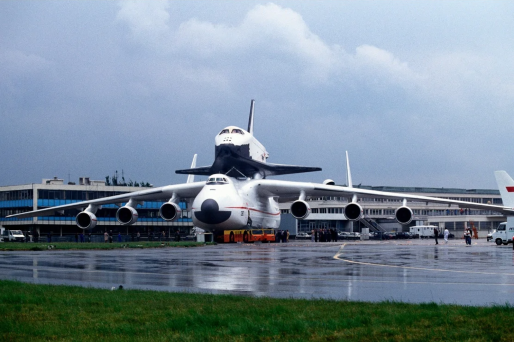 1989年6月，载有“暴风雪”的安-225在法国航展上引起了轰动<br>