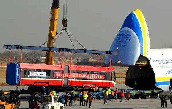 正在石家庄机场装载有轨电车的安-225<br>
