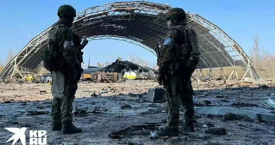 俄军空降兵VDV控制中的霍斯托梅尔机场，背景即是被摧毁的安-225运输机<br>
