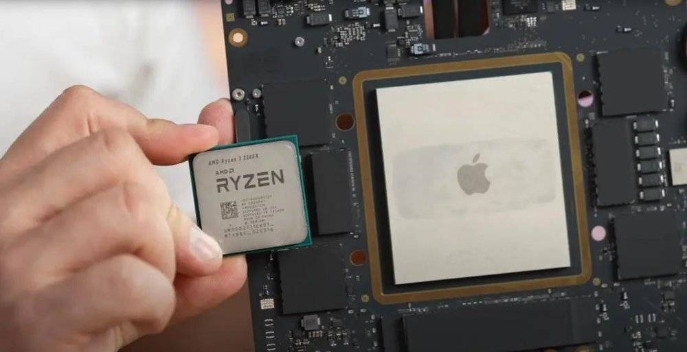 AMD Ryzen 3 3300x 与 M1 Ultra 封装面积对比. 图片来自：Max Tech<br label=图片备注 class=text-img-note>