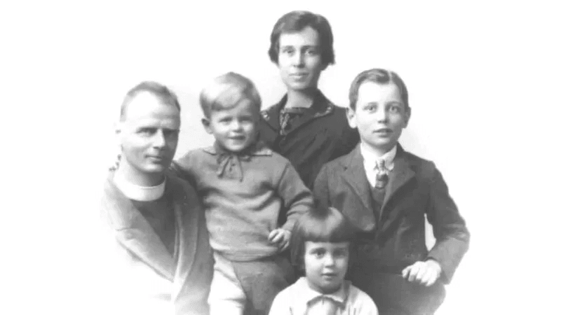大卫·沃伦（右一）全家福，他的父亲（左一）死于一场空难。