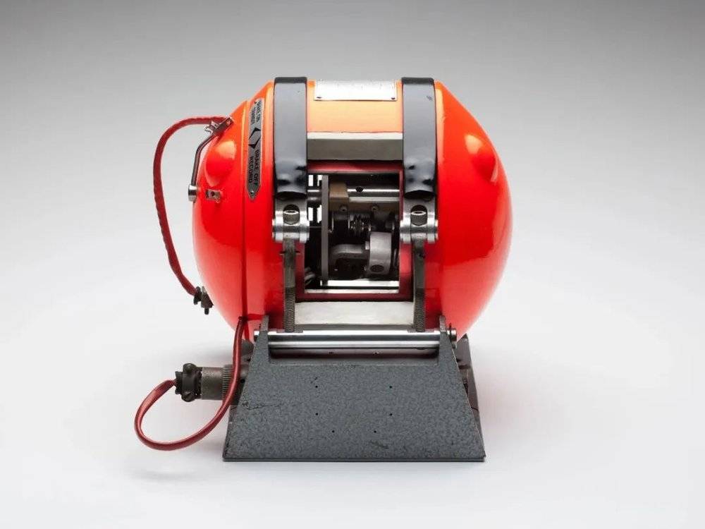 英国最早量产的球形飞行记录仪，被称为“红蛋”（Red Egg）。
