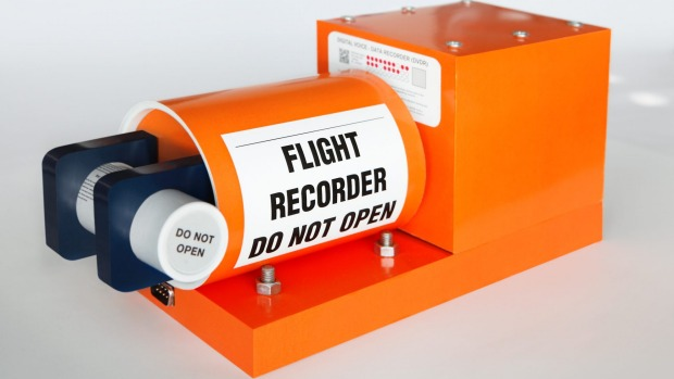 现在的飞行记录仪，上面写着“飞行记录仪，不要打开。”<br label=图片备注 class=text-img-note>