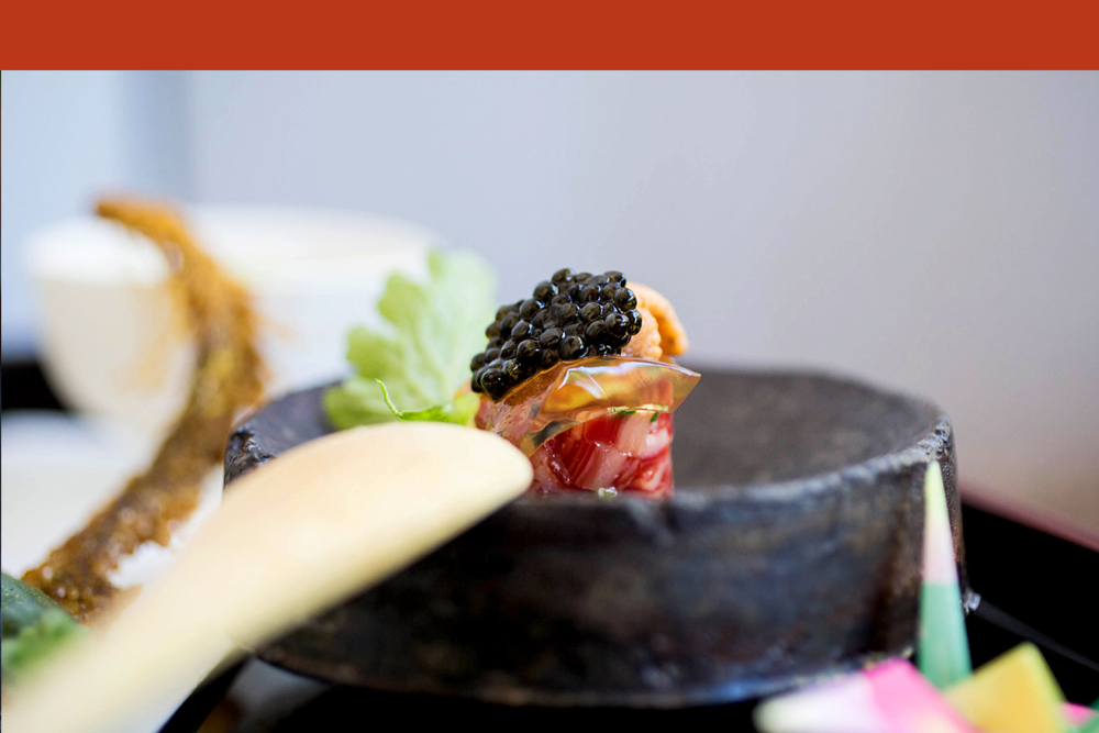 Omakase 菜单，通常由前菜、刺身、5 ～ 10 贯寿司、烤物或炸物、汤、主食与甜品组成。© bravotv.com<br>