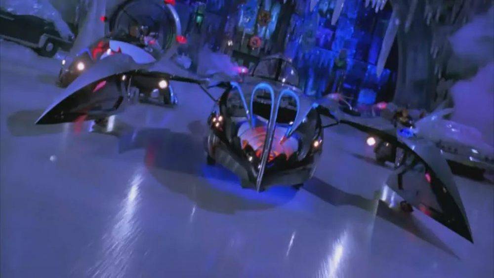 图说：1997年款。被誉为蝙蝠侠史上最长的一辆车。由于源自赛车，其时速可达225公里。排气筒经过特殊设计，可以喷出“V”字形的尾气——真是个没啥大用的好设计。拥有弹射座椅、可视电话、雷达、红外激光、车轴炸弹等特色武器。<br>