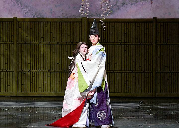 宝冢剧团2021年《樱岚记》，右侧为女子扮演的男役