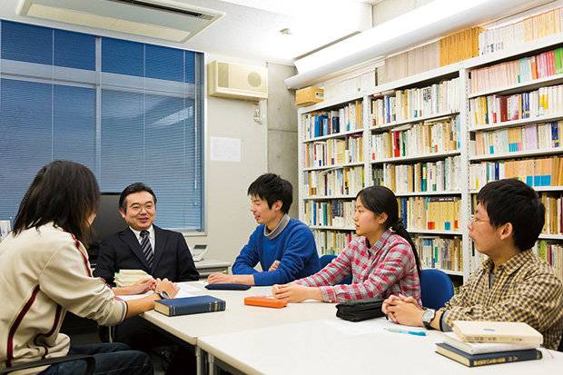 典型的日本研究生与教授上课的场景<br label=图片备注 class=text-img-note>