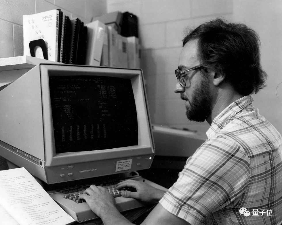 △ 1980年Dongarra在阿贡国家实验室用Tektronix 4081工作