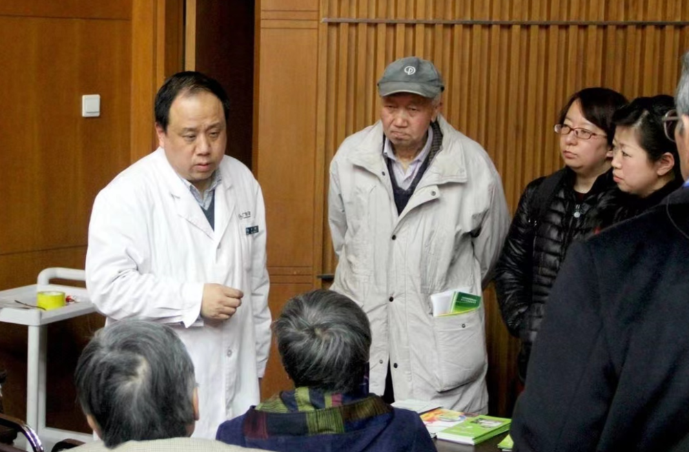 左一为日常工作中的王健主任。图源：广安门医院官方微博 