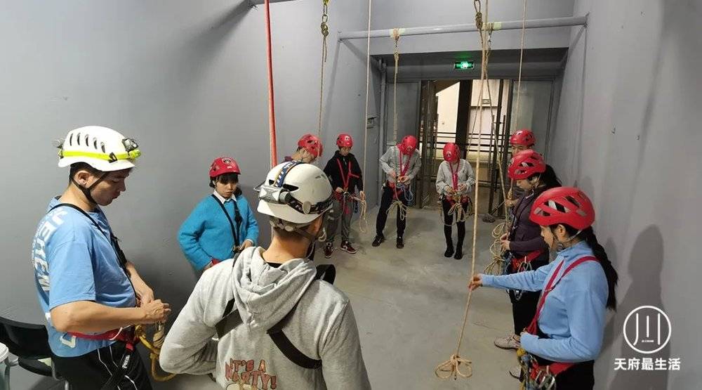 探险队员在练习绳索技术。绳索是洞穴探险的重要工具。