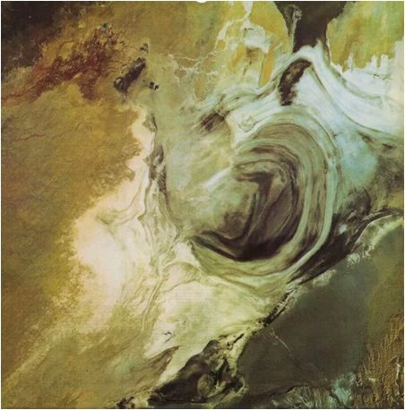 罗布泊原为湖泊，因为地形和气候变化原因，干枯成荒漠。因为形状像耳朵，所以被称为”地球之耳“，但它有个更著名的名字，叫做”死亡之海“——千百年来吞噬了楼兰文明和无数探险者。当年上海的著名科考专家彭佳木就在1980年的6月17日在罗布泊失踪，至今仍未找到尸体。