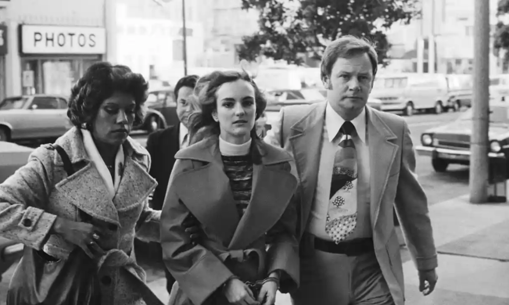 派翠西亚·赫斯特（中）于1976年被带上法庭。© Bettmann Archive<br>