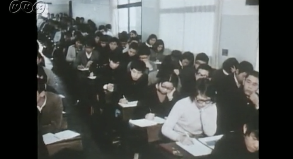 1967年，是日本战后婴儿潮达到定点的时期。这一年76万考生考大学，被称作是日本历史上考大学最难的一年。<br>