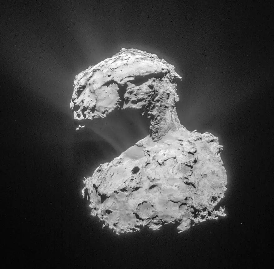 67P/丘留莫夫-格拉西缅科彗星，彗星呈哑铃状。| 图片来源：ESA/Rosetta/NAVCAM<br label=图片备注 class=text-img-note>