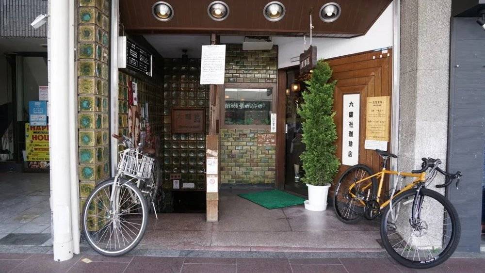 京都的小店门口，总是停靠着几辆自行车<br>