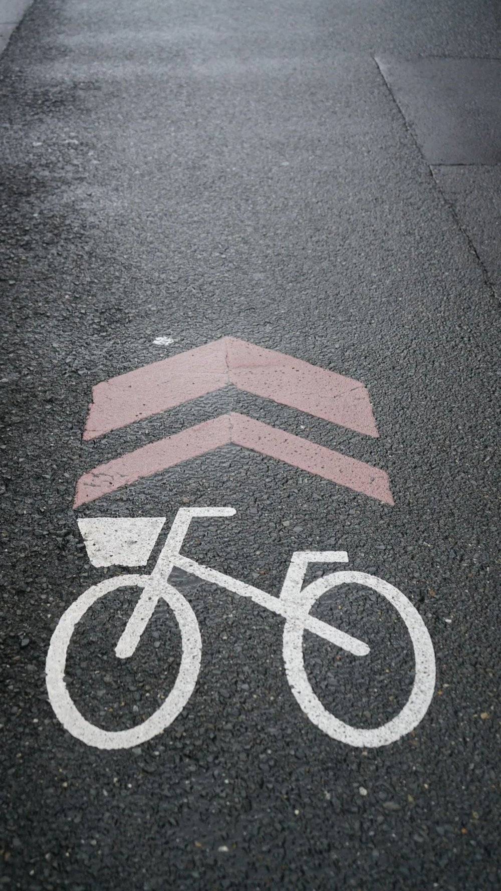 马路上的自行车标识