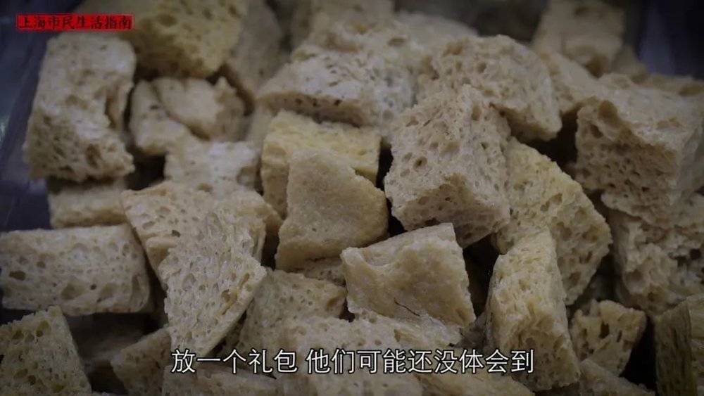 在南货店，可以买到易于保存的烤麸干