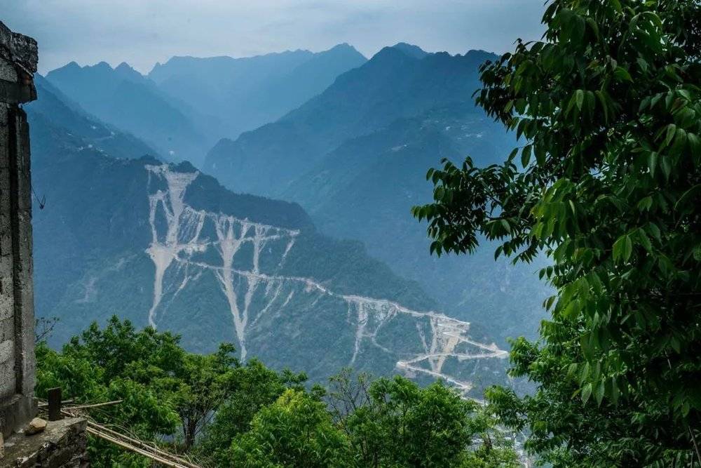 在云南，道路建设而引发的滑坡丨作者拍摄<br>
