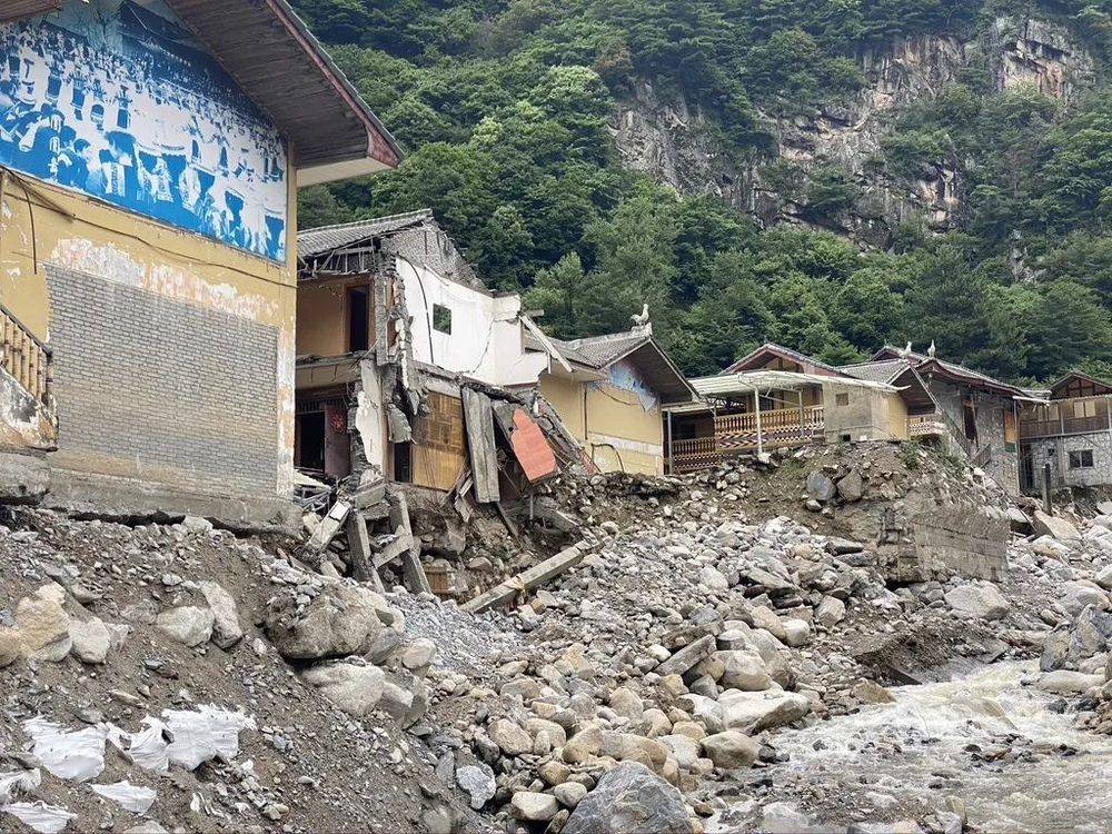 四川平武因特大暴雨导致的泥石流和滑坡造成周边社区严重受灾丨作者供图<br>