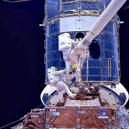 对HST进行首次修理维护 图片来自：NASA<br label=图片备注 class=text-img-note>