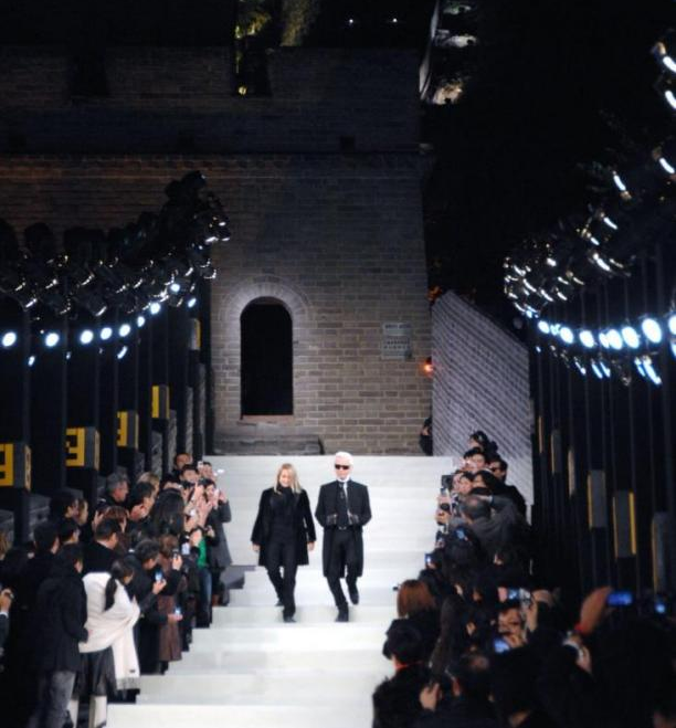 意大利品牌Fendi 到长城办秀，“老佛爷”出场画面，图源 Vogue香港