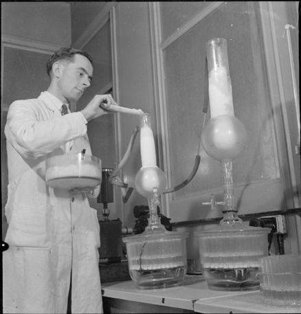 早期的青霉素装置。从1929年美国人弗莱明第一次发表关于青霉素研究的论文开始，人类对青霉素的探索持续了十几年。