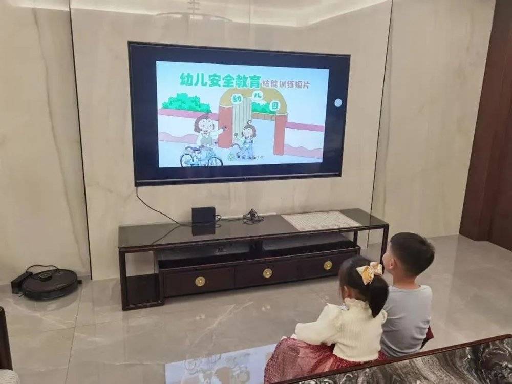 江苏常州一所幼儿园停课后，小朋友居家上网课。光明图片