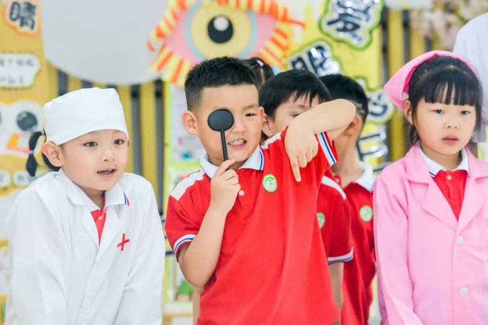 浙江湖州市长兴县开发区中心幼儿园内，孩子们在进行视力检测。吴拯摄/光明图片