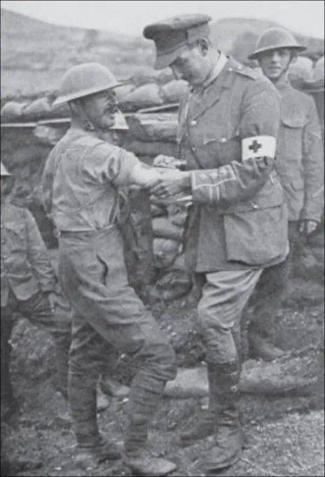 1917年战壕中的士兵正在接种疫苗，可能是伤寒疫苗 | 图源：<em>The Doctor in War</em>