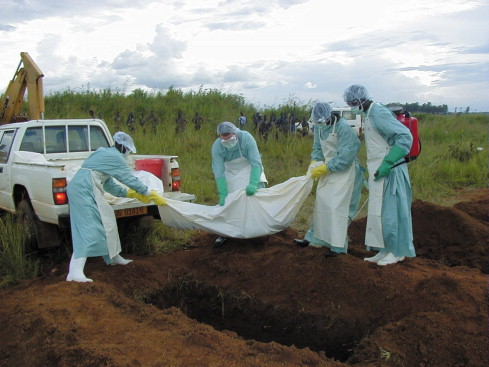 2000年在乌干达抗击埃博拉病毒的卫生工作者 | 图源：WHO