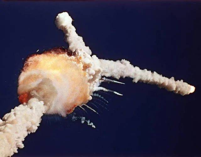 1986年1月28日挑战者号航天飞机发射73秒爆炸解体，7名宇航员全部罹难<br>
