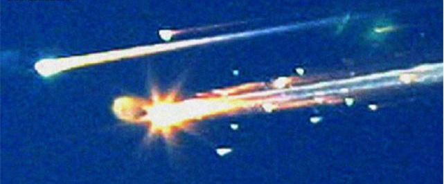 2003年2月1日哥伦比亚号航天飞机着陆前16分钟解体坠毁，7名宇航员全部罹难<br>