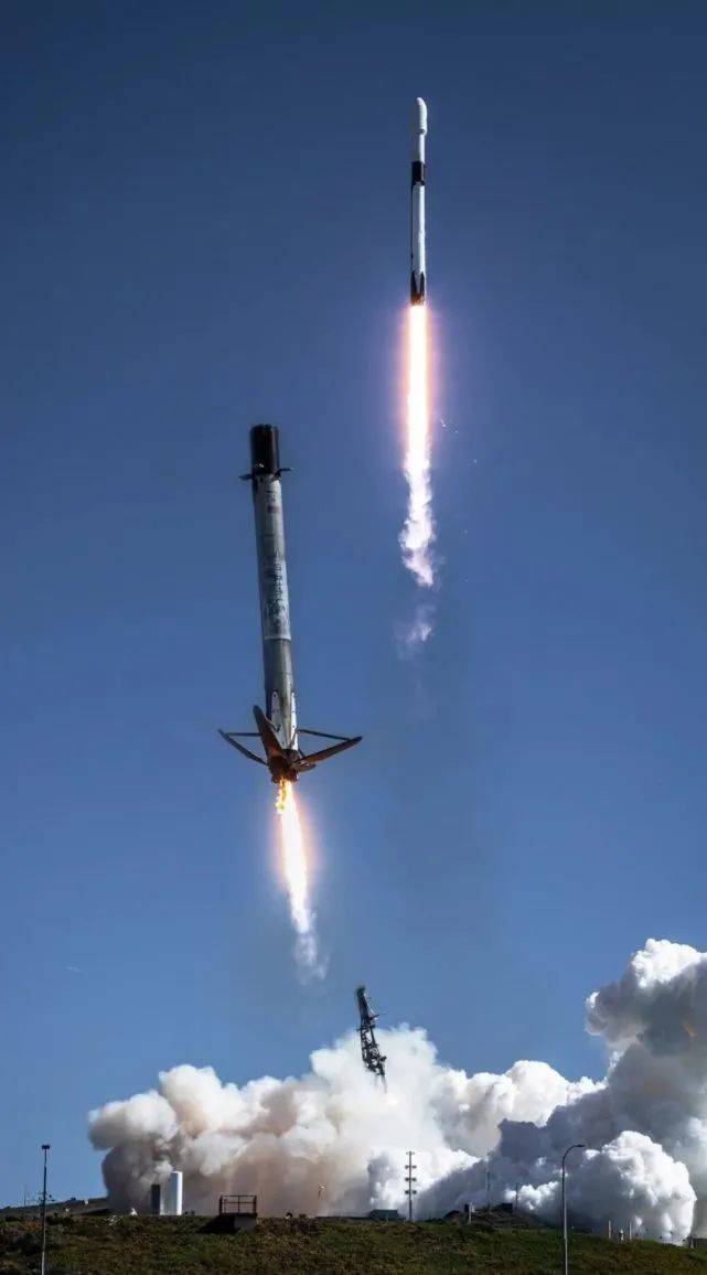 猎鹰9火箭发射和一级回收（合成照片）<br>