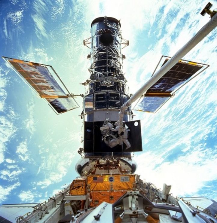 1999年12月，宇航员在哈勃太空望远镜上执行任务<br label=图片备注 class=text-img-note>