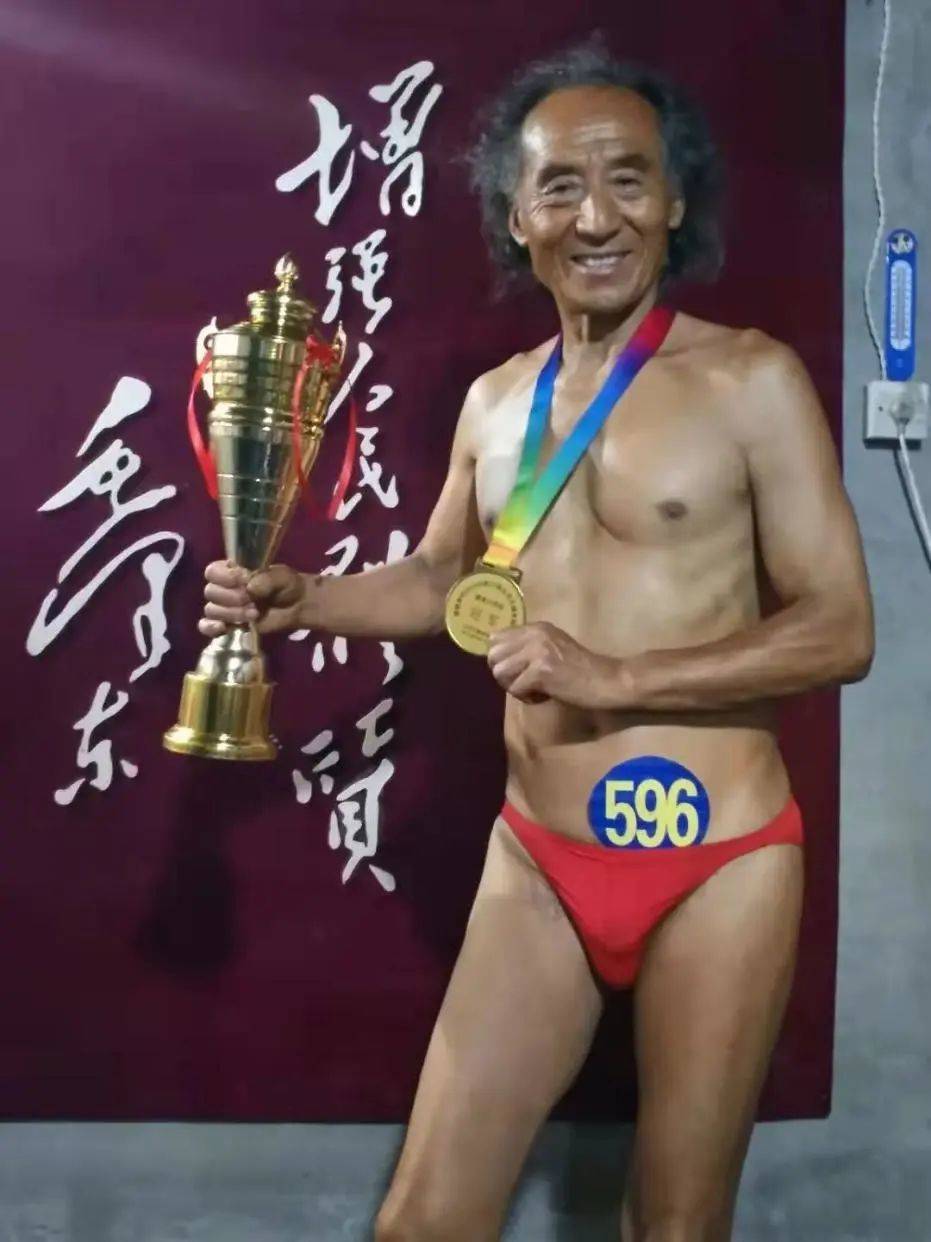 老封跟其他几位大爷一起参加了第37届北京市健美锦标赛，最后拿了冠军。|图由受访者提供