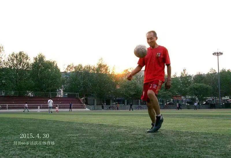 照片中的他正穿着红色运动服颠球，照片拍摄于2015年，下面写着一行小字——封哥66岁活跃在体育场。|记者拍摄