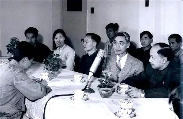1960年5月16日，中科院力学所座谈会上钱学森（右一）与郭永怀（右二）