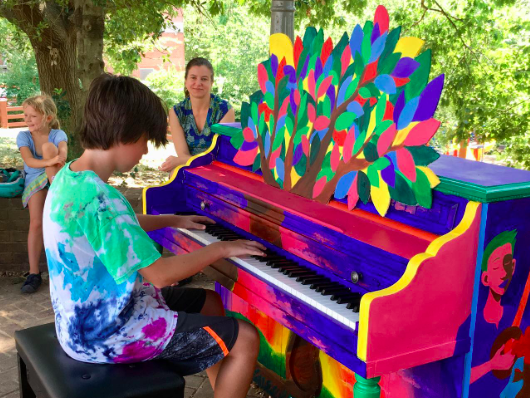 Takoma Park一个小亭子下由艺术家画的钢琴（图片来源：Madona Tyler LeBlanc）